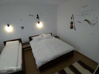 Гостевой дом Sibiu 33 Сибиу Трехместный номер с балконом-8